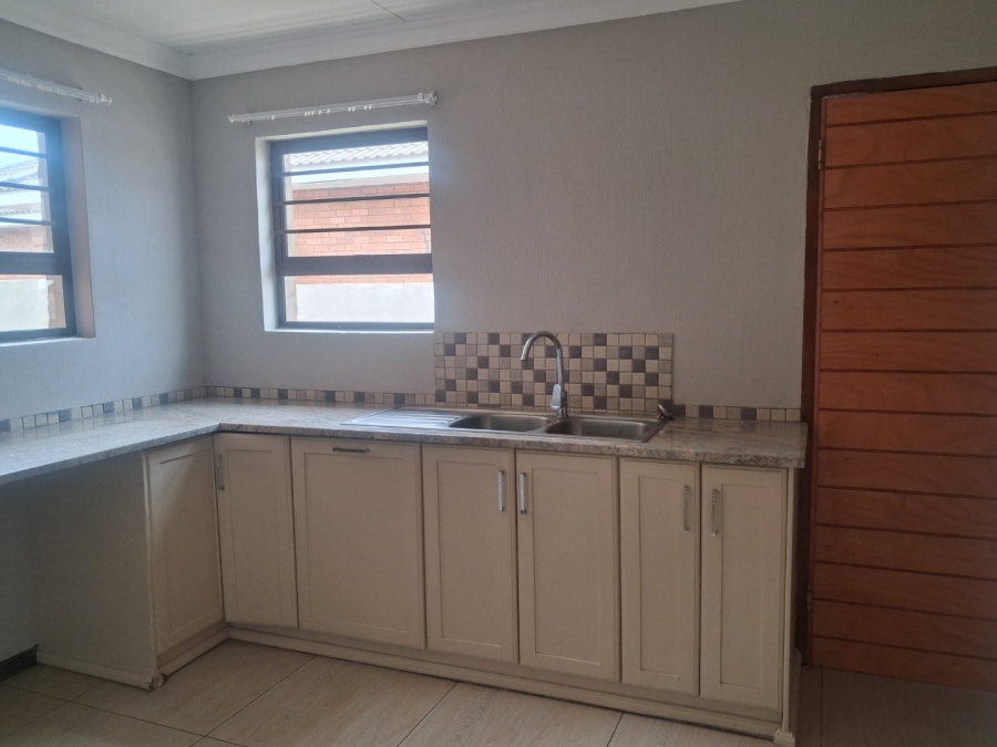 To Let 3 Bedroom Property for Rent in Hillside Free State